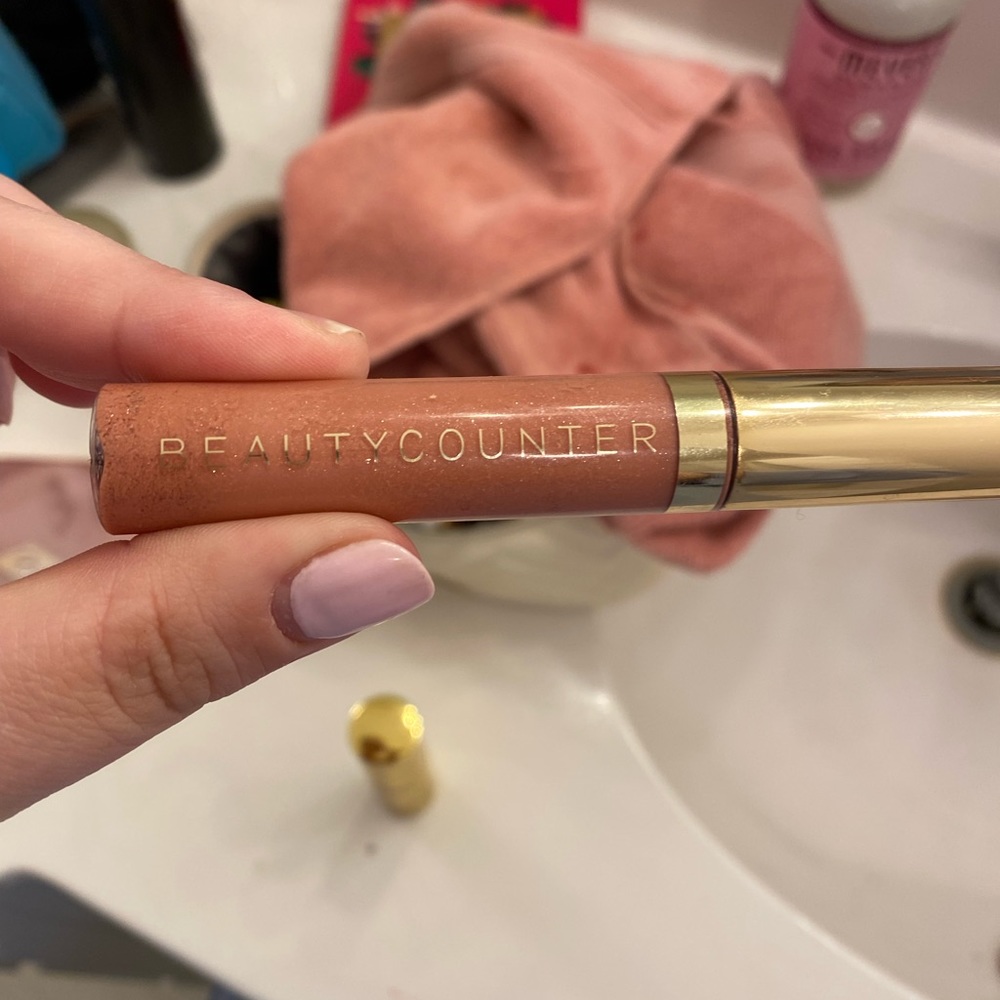 Beautycounter lipgloss in bare shimmer!